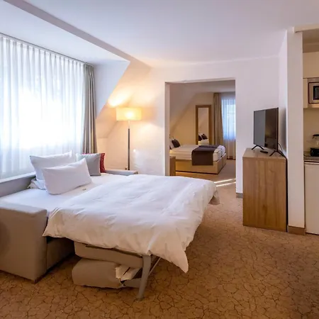 מלון Parkhotel Hohenfeld 4*