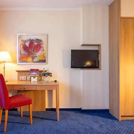 מלון Parkhotel Hohenfeld 4*
